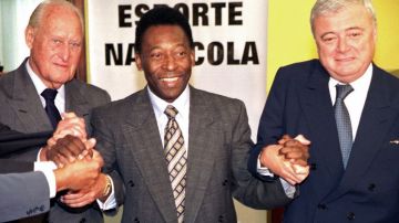 Pele flanqueado por el entonces presidente de FIFA, Joao Havelange, y Ricardo Teixeira, presidente de la Confederación de Soccer brasileña.