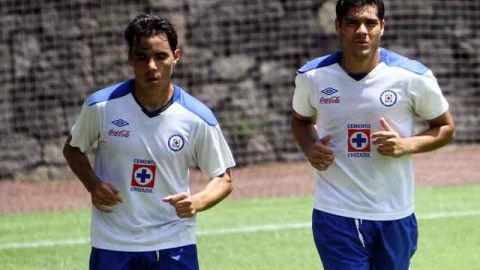 Los delanteros celestes Omar Bravo (izq.) y Javier 'Chuletita' Orozco cerraron su preparación para enfrentar al América en Dallas.