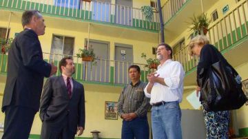 El subsecretario  el Departamento de Seguridad de EE.UU, Alan Bersin, hizo un recorrido por la Casa del Migrante, en Tijuana.