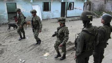 Soldados patrullan las calles en Toribío, en Colombia, donde se espera la visita del presidente Juan Manuel Santos.
