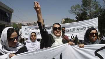 Unas 200 manifestantes marcharon en Kabul hacia el Ministerio de la Mujer y la sede de la ONU.