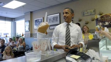 El Presidente se ha pasado visitando negocios familiares durante la gira que le lleva en estos días por diversos rincones del país. Ayer compró helados en Cedar Rapids, Iowa.