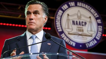 El virtual candidato presidencial republicano  Mitt Romney, en un discurso ante la convención anual de NAACP, ayer, en Houston, Texas.
