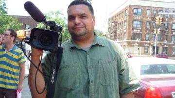 Dennis Flores siempre tiene su cámara al hombro y lista para la acción.