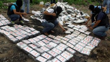 Autoridades del Ministerio Público y policías organizan un cargamento de cocaína para ser incinerado en el botadero municipal de Tegucigalpa (Honduras).