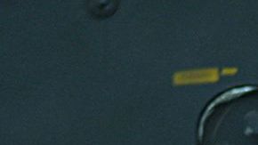 Yasser Arafat lanza un beso al aire en 2004.