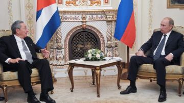 El presidente ruso Vladimir Putin habla con el mandatario cubano Raúl Castro (I), en Moscú. Castro realiza una visita a Rusia que se prolongará hasta el jueves.
