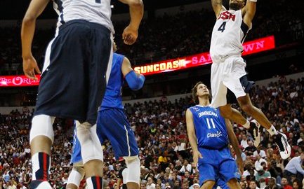 Tyson Chandler la clava frente a Elys Guzmán de República Dominicana.