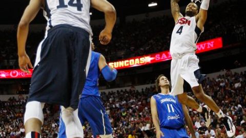 Tyson Chandler la clava frente a Elys Guzmán de República Dominicana.