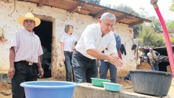 El presidente Otto Pérez Molina se lava las manos en una casa en las afueras de Guatemala.