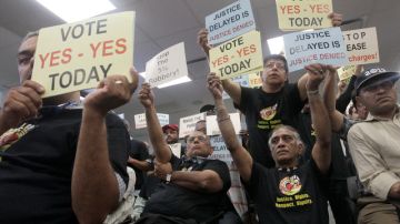 Varios taxistas levantaban letreros mientras la Comisión de Taxis y Limosinas votaba ayer a favor de elevar las tarifas.