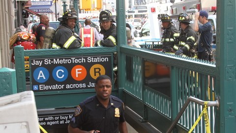 Policías y bomberos en la estación de Jay Street tras reportarse el hecho.