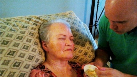 Omar Echeverry dice que es gratificante cuidar a su mamá, Carmen, que tiene Alzheimer.