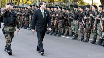 El  presidente paraguayo, Federico Franco (c), pasa revista a las tropas tras relevar a varios jefes militares delanterior Gobierno de Fernando Lugo.