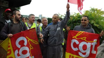 Trabajadores de la empresa Peugeot protestaron ayer en Francia.
