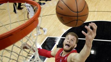 El  astro de los Clippers de la NBA, Blake Griffin, se lesionó la rodilla izquierda durante una práctica y viajó a Los Angeles a hacerse revisar.