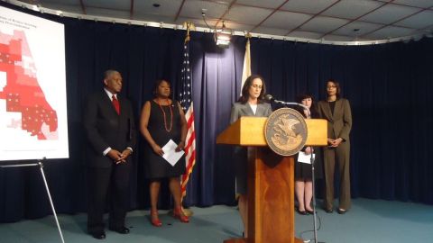 La Fiscal General de Illinois en la conferencia de prensa realizada ayer en el Thompson Center, en Chicago