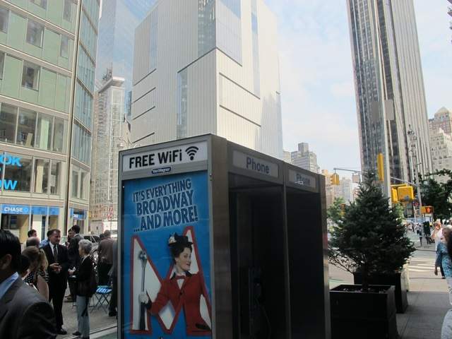 Unas de las cabinas de teléfono con Wi-Fi para conectarse a  internet sin costo que fue instalada en Manhattan.