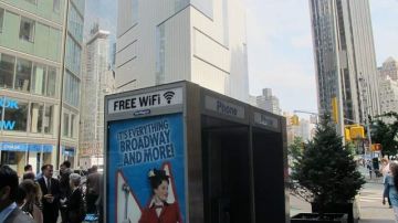 Unas de las cabinas de teléfono con Wi-Fi para conectarse a  internet sin costo que fue instalada en Manhattan.