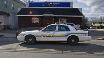 Una patrulla pasa frente al restaurante La Bamba en East Haven, el 30 de enero de este año. El propietario del restaurante,   Moisés Marín, fue agredido por el policía Dennis Spaulding mientras grababa un supuesto acto de perfil racial en el 2008.
