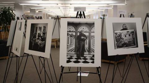 El fotógrafo cubano Carlos Manuel Cárdenes ha tomado 126 imágenes que reflejan el perfil psicológico del retratado y documentan la rica diversidad de un extraordinario grupo de artistas.