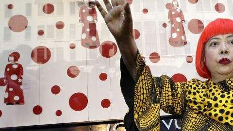 Yayoi Kusama saluda a los fans en frente de las ventanas de la tienda insignia de Vuitton para la presentación de una colección nueva con la colaboración del diseñador de Vuitton, Marc Jacobs, y Kusama en Nueva York.