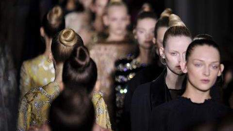 Varias modelos desfilan por la pasarela con creaciones de la colección otoño-invierno 2013 de Valentino, durante la semana de la moda de París.
