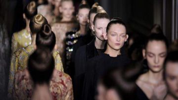 Varias modelos desfilan por la pasarela con creaciones de la colección otoño-invierno 2013 de Valentino, durante la semana de la moda de París.