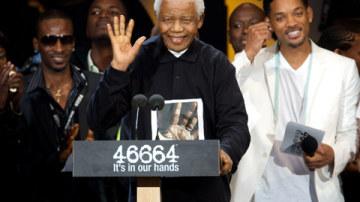 La anterior colección, "46664" -el número de preso del expresidente-, vende esencialmente camisas con los coloridos estampados, popularizadas por el Premio Nobel.