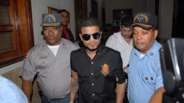 Monento en que la policia arresta al cantante de música ubana Don Miguelo.