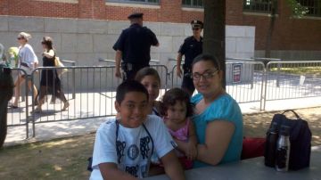 María Peralta, que asiste casi todas las mañanas con sus hijos, dijo sentirse segura con las medidas de seguridad.