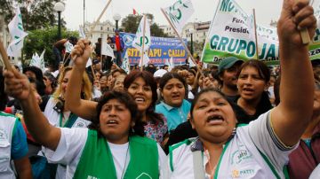 Estudiantes marchan por las calles de Lima   protestando  contra Humala.