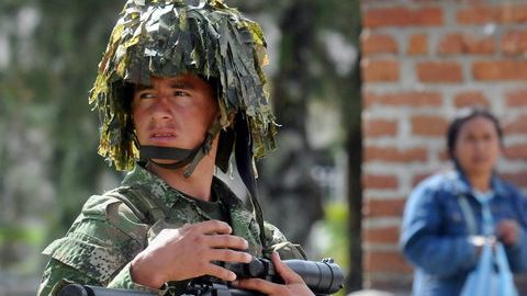 Un miembro del ejército patrulla Jambaló, luego de la toma de una base militar por parte de un grupo de indígenas y nuevos ataques con bombas de las (FARC).