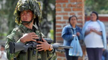Un miembro del ejército patrulla Jambaló, luego de la toma de una base militar por parte de un grupo de indígenas y nuevos ataques con bombas de las (FARC).