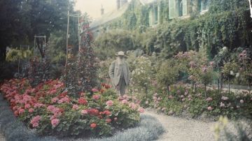 En esta foto de archivo aparece Monet en su jardín.