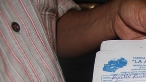 Adán Pedroza muestra los presuntos recibos de 20 láminas que regaló el PRI  a cambio del voto.