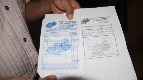 Adán Pedroza muestra los presuntos recibos de 20 láminas que regaló el PRI  a cambio del voto.