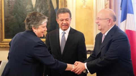 La secretaria de Seguridad Nacional estadounidense, Janet Napolitano, saluda al canciller dominicano, Carlos Morales (d), junto al presidente, Leonel Fernández.
