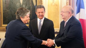 La secretaria de Seguridad Nacional estadounidense, Janet Napolitano, saluda al canciller dominicano, Carlos Morales (d), junto al presidente, Leonel Fernández.