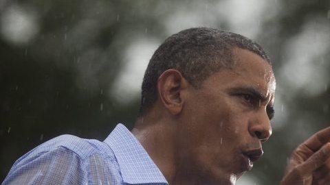 El presidente Obama interviene bajo la lluvia durante un acto electoral frente a Walkerton Tavern de Glen Allen, en Virginia, ayer sábado.