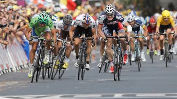 El alemán Andre Greipel (d) resultó el ganador de la 13ra. etapa de ayer en el Tour de Francia, venciendo en la meta al eslovaco Peter Sagan (izq).