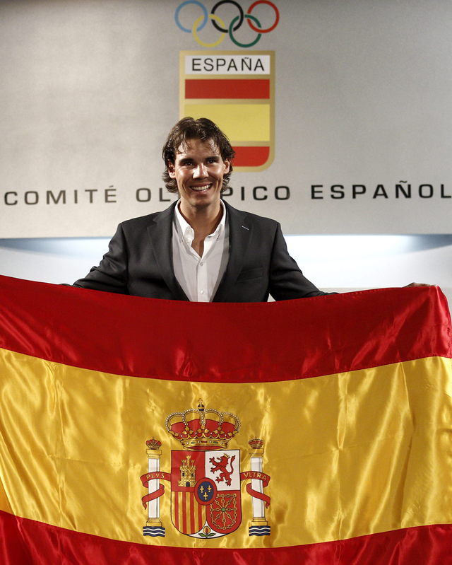 El tenista español Rafael Nadal muestra la bandera de España que portará en la ceremonia de inauguración de los Juegos Olímpicos de Londres 2012.