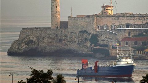 El "Santa Cecilia" es el primer barco americano que atraca en costas cubanas en 50 años con ayuda humanitaria.