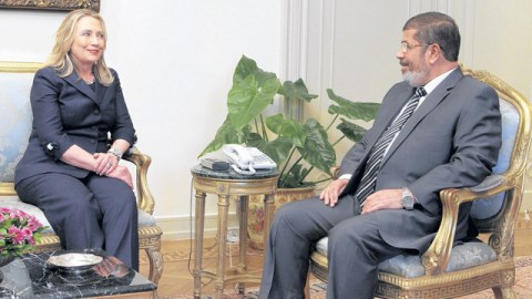 Mohamed Morsi con la secretaria de Estado, Hillary Clinton.