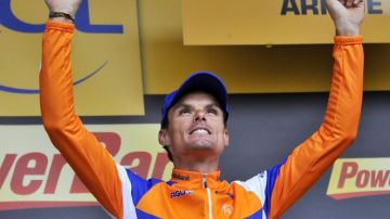 El español Luis León Sánchez, celebra su victoria ayer, tras llegar a la meta primero durante la 14ta. etapa de ciclismo en el Tour de Francia.