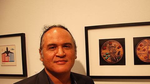 El pintor dominicano Chiqui Mendoza se inició en la pintura en la escuela de Bellas Artes de Santiago de los Caballeros, en la República Dominicana.