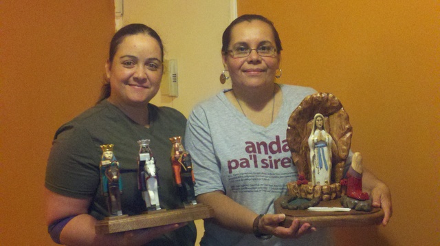 Marta Iris Rodríguez y Bárbara Díaz dicen que les encanta el tallado que hacen porque transmiten la tradición a sus connacionales y otras comunidades latinas.