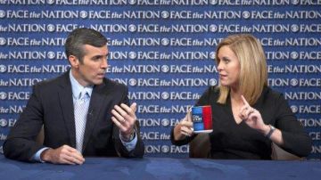 Stephanie Cutter, la subdirectora de la campaña 2012 del presidente Barack Obama para la reelección, y Madden Kevin, el asesor principal de la campaña de Romney, charlan en CBS “Face the Nación” en Washington. Foto difundida por la cadena CBS.