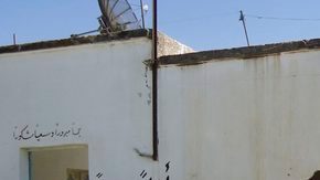 Varias personas observan los daños registrados tras un ataque en la localidad siria de Tremseh, provincia de Hama, Siria, ayer.