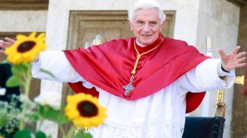Benedicto XVI saluda a los fieles congregados  en Frascati, próxima a Roma.
